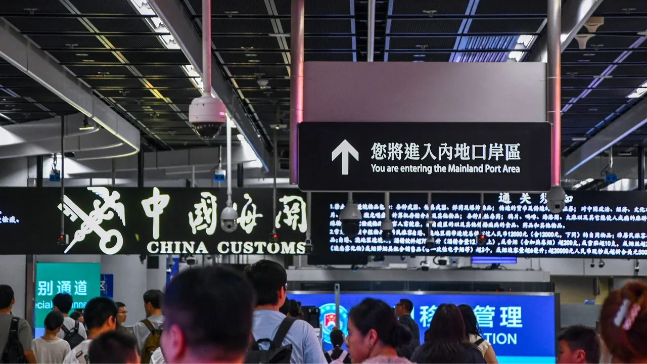 香港所有公職人員必須突破思維,在「雙城三圈」這個跨界空間合作框架中,探索港深合作共贏的最大協同效應。(Shutterstock)
