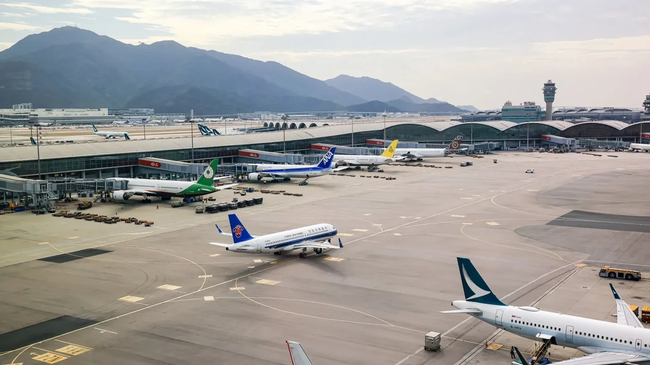 今年上半年,香港國際機場的飛機升降量超過20萬架次,按年上升4.4%,機場客運量為3280萬人次,按年增加11.7%。(Shutterstock)
