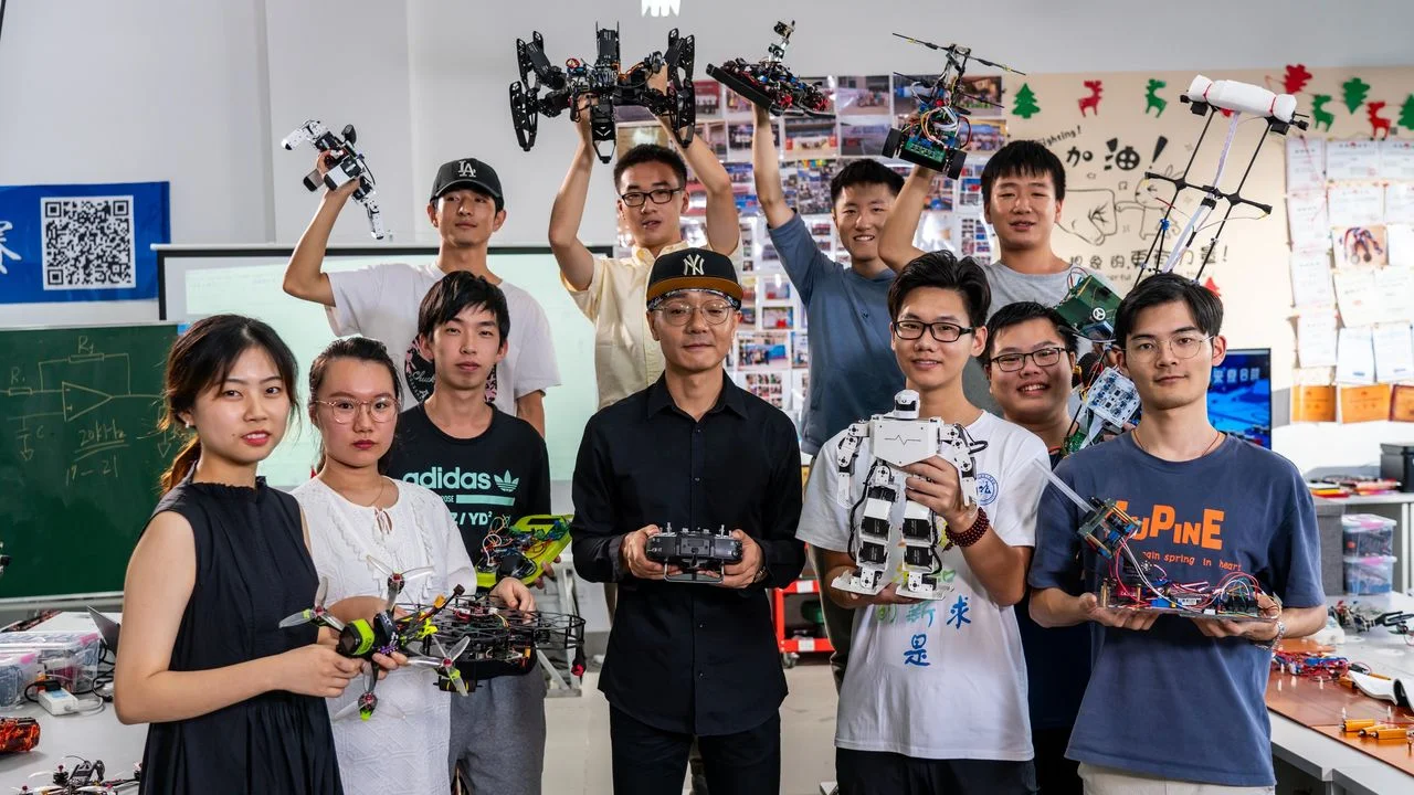 在中國上海，一家大學的大學生正在學習AI動力機器人汽車和無人機製造課程。（Shutterstock）