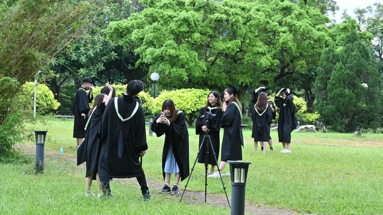 職位本身在減少,僱主的要求卻在提高,對畢業生來說挑戰大。(灼見名家圖片)