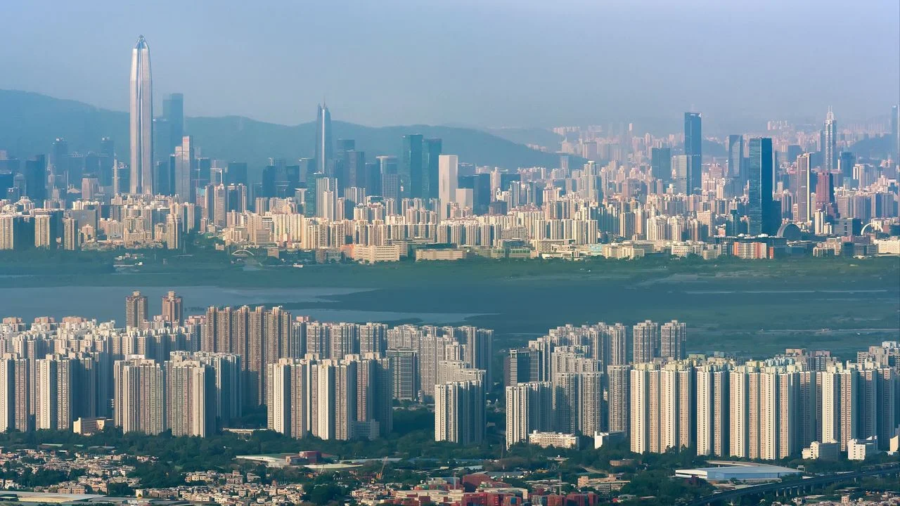 深圳市區的面積是香港市區的5倍，足足有1000平方公里。（Shutterstock）