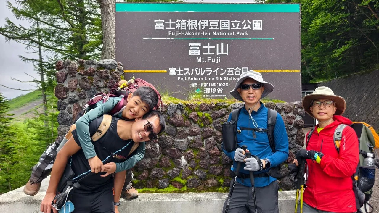 筆者(右)與友人攀登富士山(作者提供)