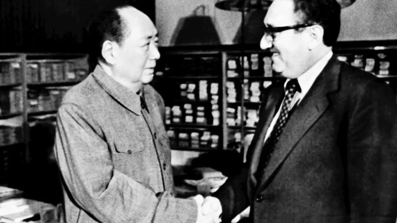 1973年11月12日,中國領導人毛澤東在北京與時任美國國務卿的基辛格握手。 (美聯社)