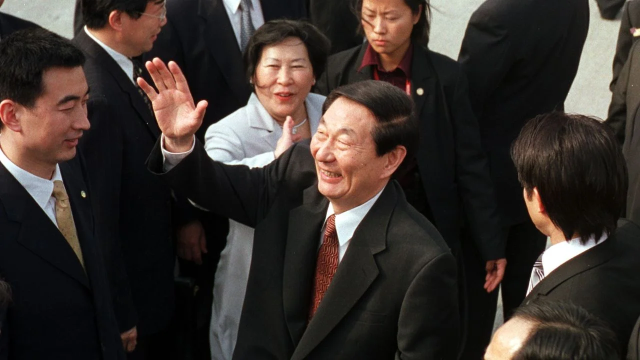 國務院前總理朱鎔基2002年訪港三天,離港時在機場向香港記者揮手致意。(政府新聞處)