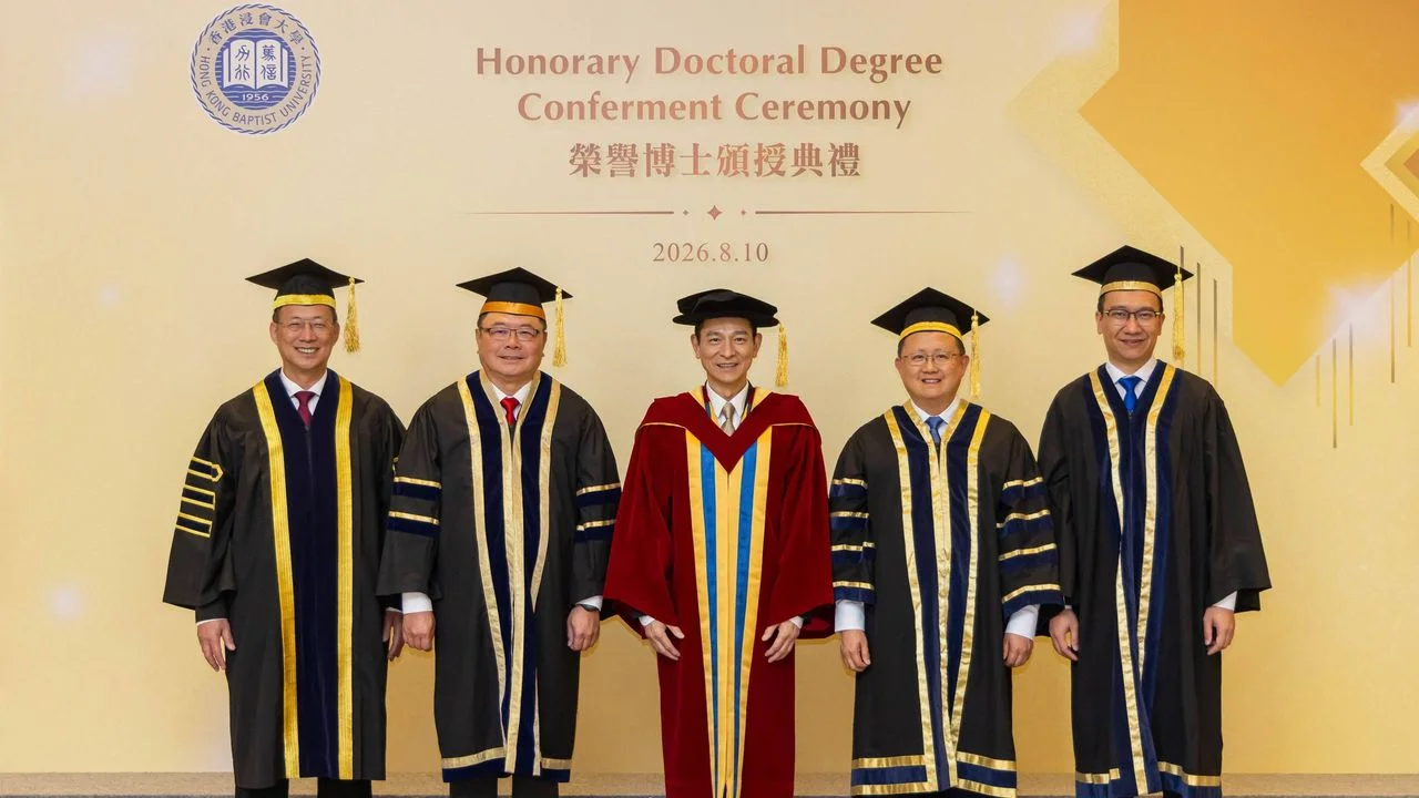 劉德華博士(中)與浸大校董會暨諮議會主席黃英豪博士(右二)、副主席查毅超博士(左二)、司庫林子傑(右一)、校長衞炳江教授(左一)合影。