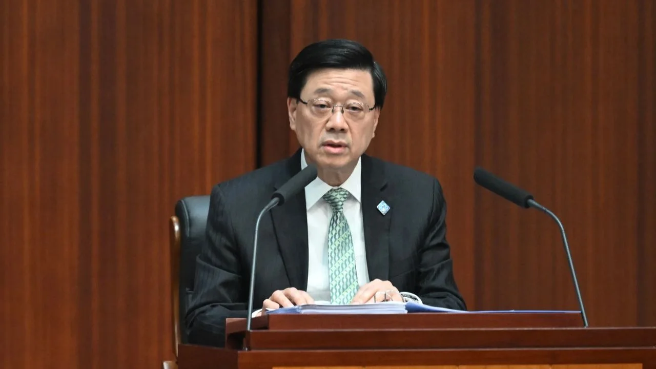 李家超說,施政是讓經濟發展惠及市民,以滿足市民日益增長的美好生活需要為目的。(政府新聞處)