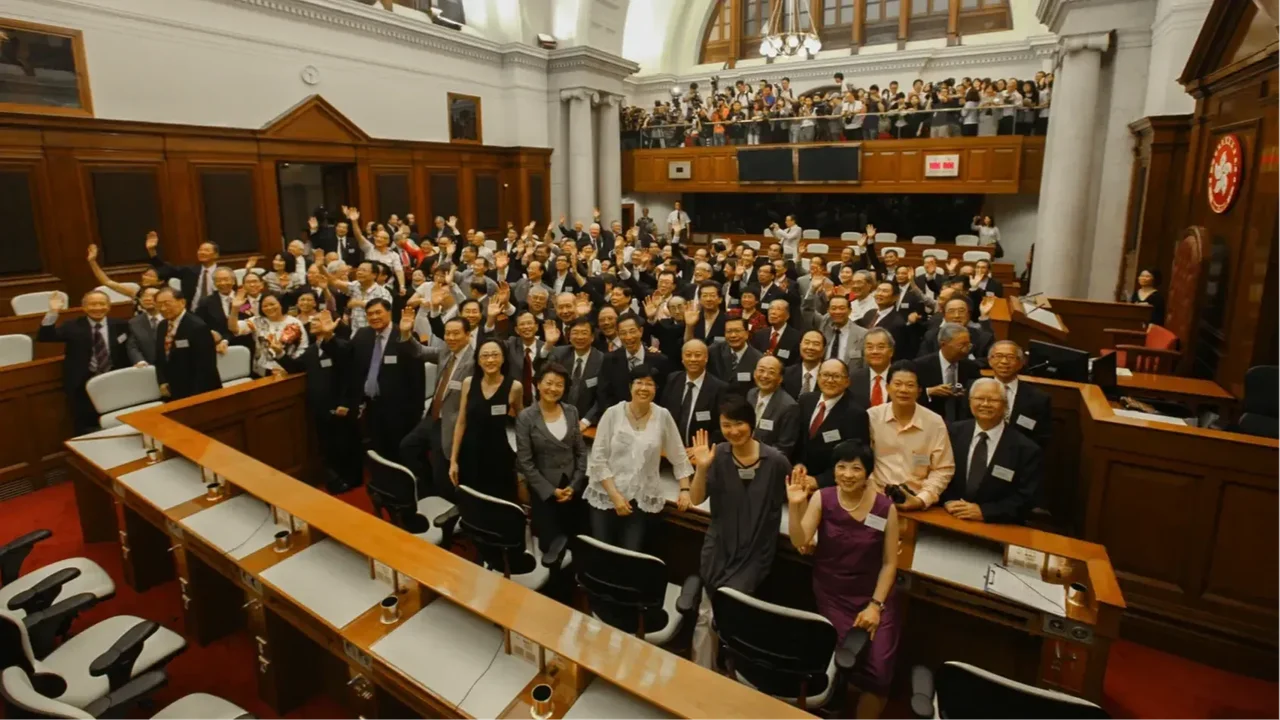 李鵬飛也透過某些途徑告訴了北京,立法局選舉我和他撞區,建議北京叫我轉區。圖為2011年舊送別立法會舊大樓活動。(政府新聞處)