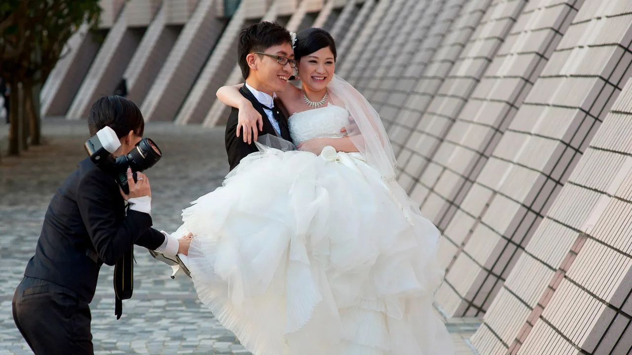 香港學位與高中的收入差距仍然明顯,本地配對仍以同質婚為主。(Shutterstock)