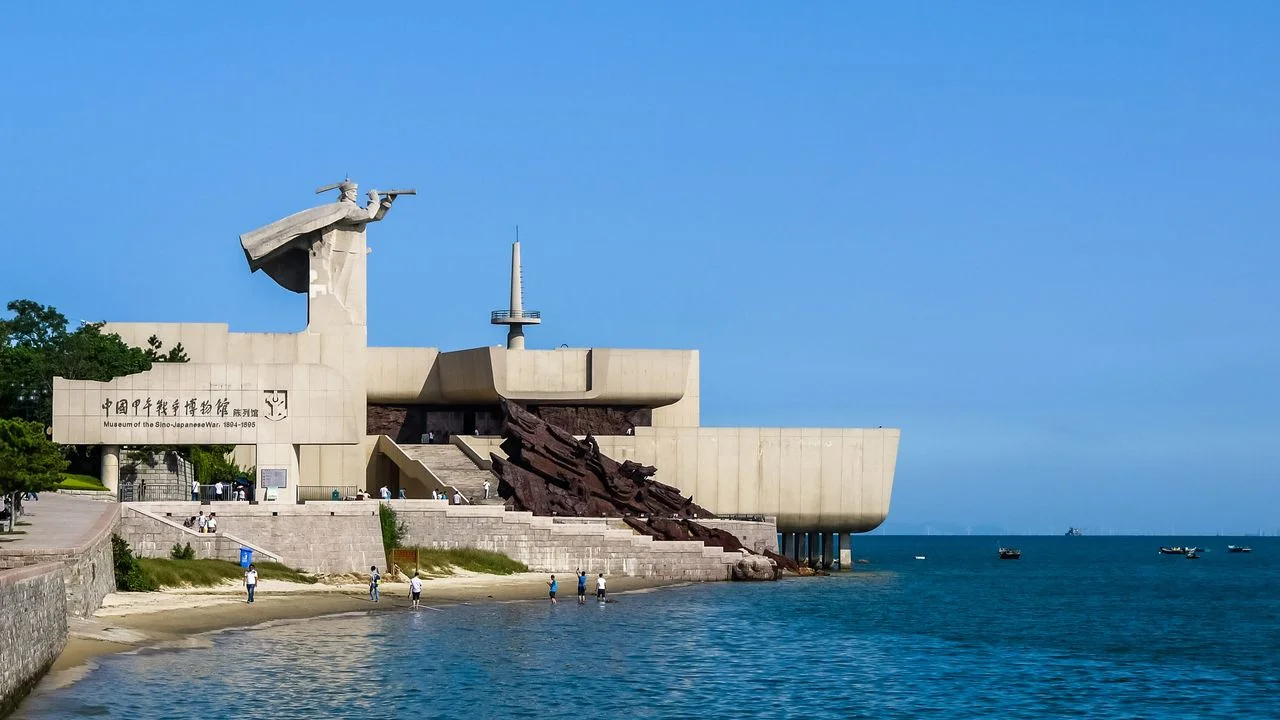 博物館的雕塑象徵威武不屈、保家衛國的北洋水師軍官。(Shutterstock)