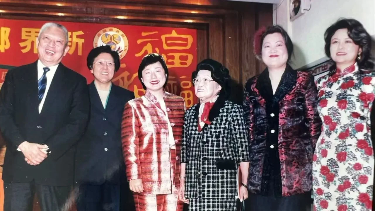董建華(左一)出席新界鄉議局新春團拜,與范徐麗泰(左二)、梁省德(右三)及作者廖書蘭(右一)合影。(作者提供)