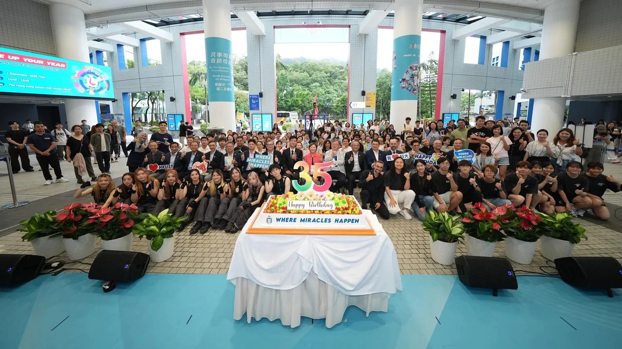 大學管理層、院長、教職員、校友及學生表演團隊齊聚科大35周年校慶迎新活動。