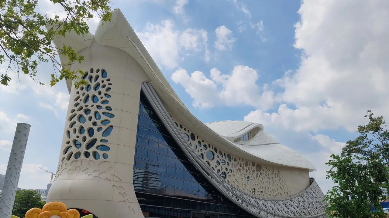 場館建築外貌如弧形蓮花瓣狀的太空飛船。