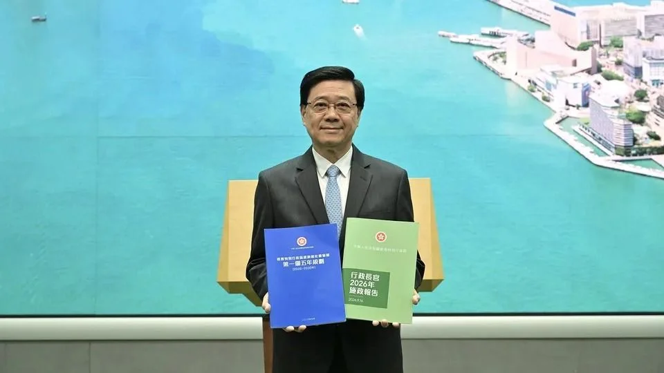 特首李家超表示,五年規劃將透過長遠發展策略,持續提升民生福祉,《施政報告》則每年推出改善房屋、民生、醫療等各方面的具體措施,同日先後發布兩份文件,可讓市民了解到兩者相輔相成。 (政府新聞處)