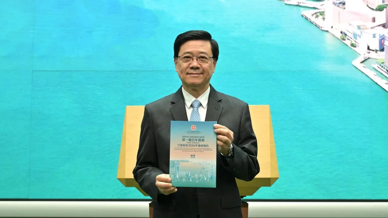 行政長官李家超出席行政會議前會見傳媒,展示首份五年規劃和《施政報告》摘要。(政府新聞處)