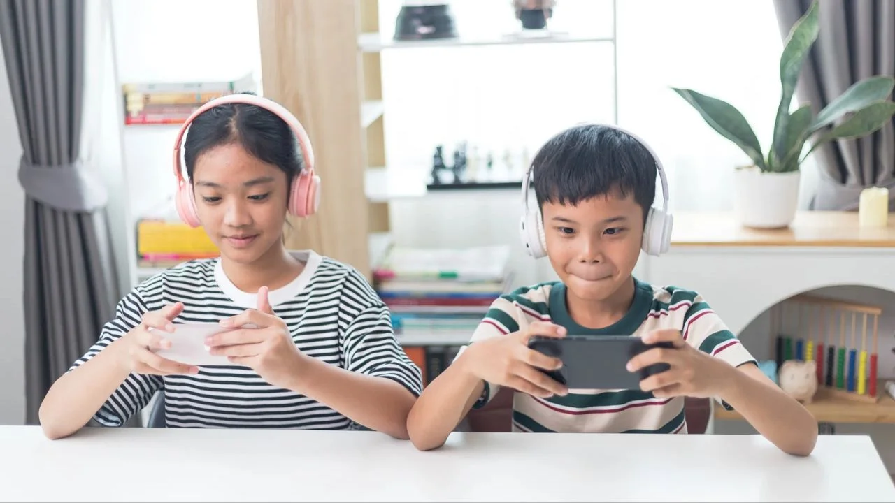 當孩子缺乏其他適合的娛樂和課外活動時,手機往往成為他們唯一的選擇。(Shutterstock)