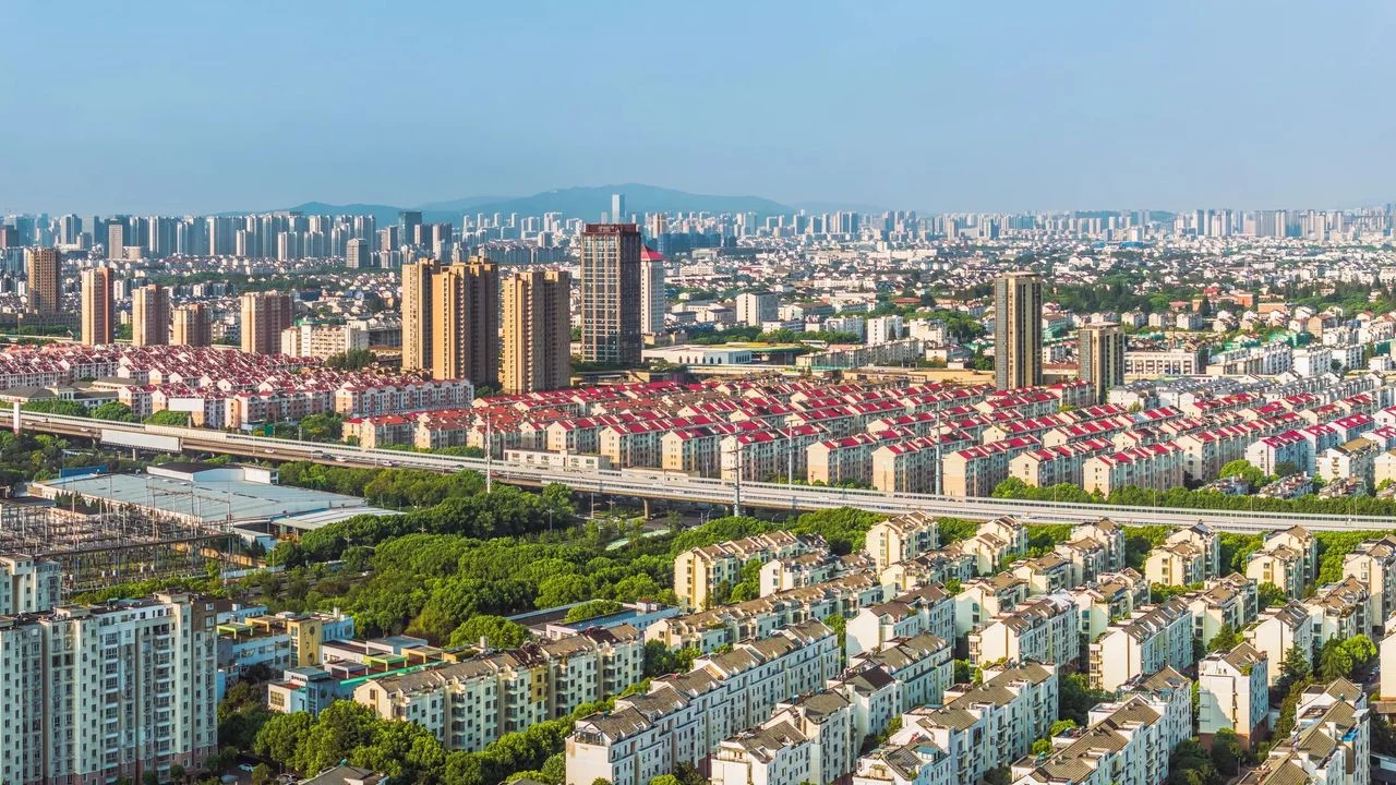 內地收緊預售樓花新政下,開發商只得調低投地出價。(Shutterstock)