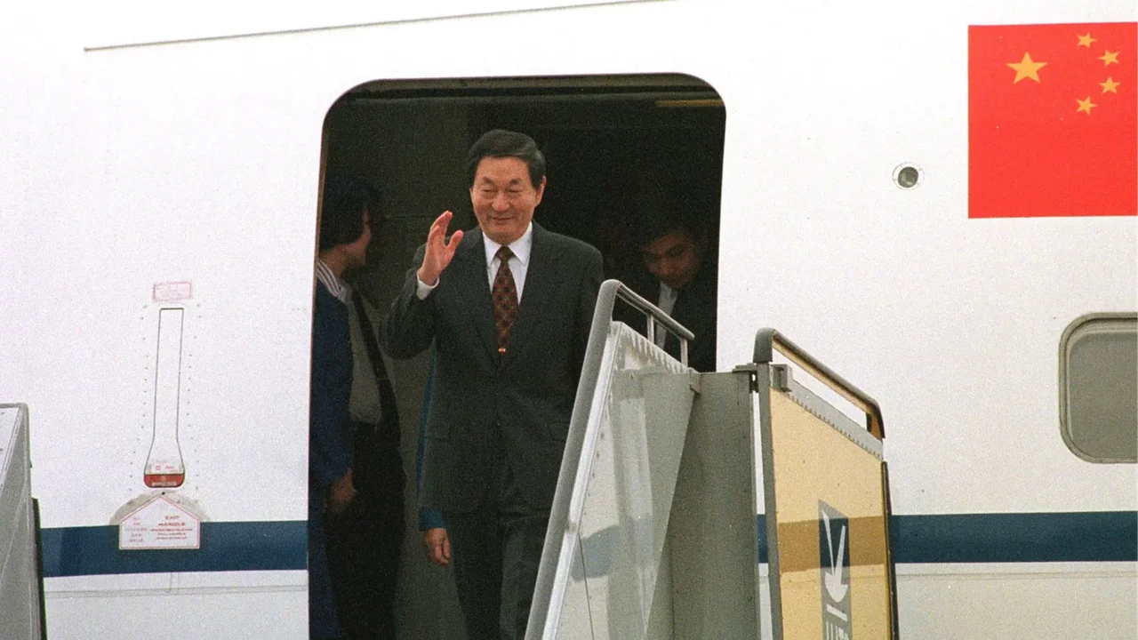 1997年時任國務院副總理朱鎔基抵港。(政府新聞處)