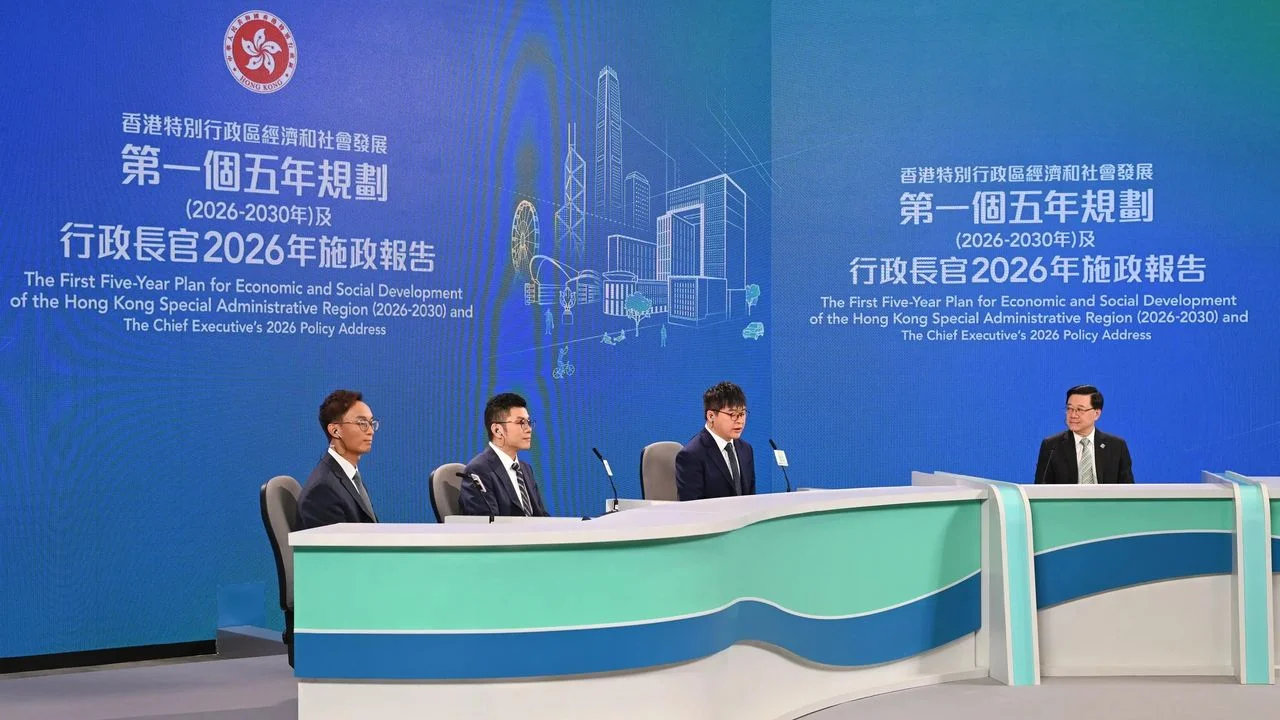 李家超(右一)9月17日上午出席聯合電台節目,回應市民就五年規劃和《施政報告》的提問。(政府新聞處)