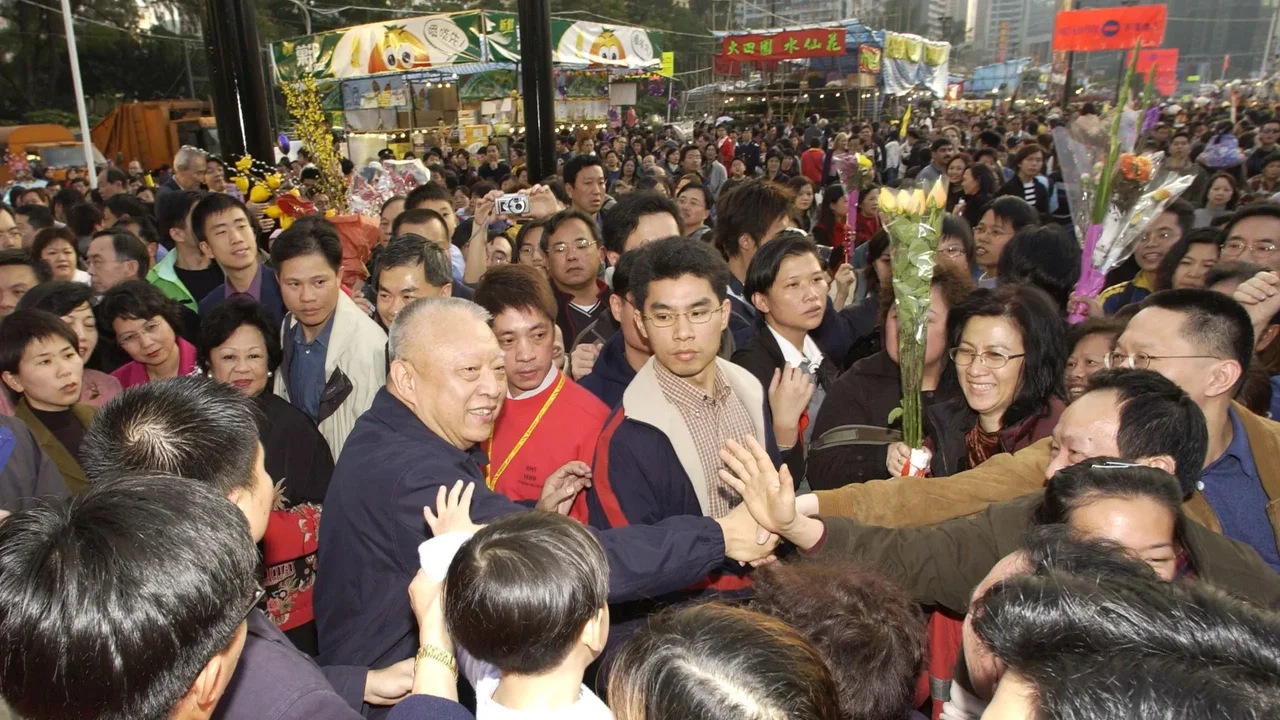 董建華伉儷2003年參觀年宵攤位時受到大批市民熱烈歡迎。(政府新聞處)