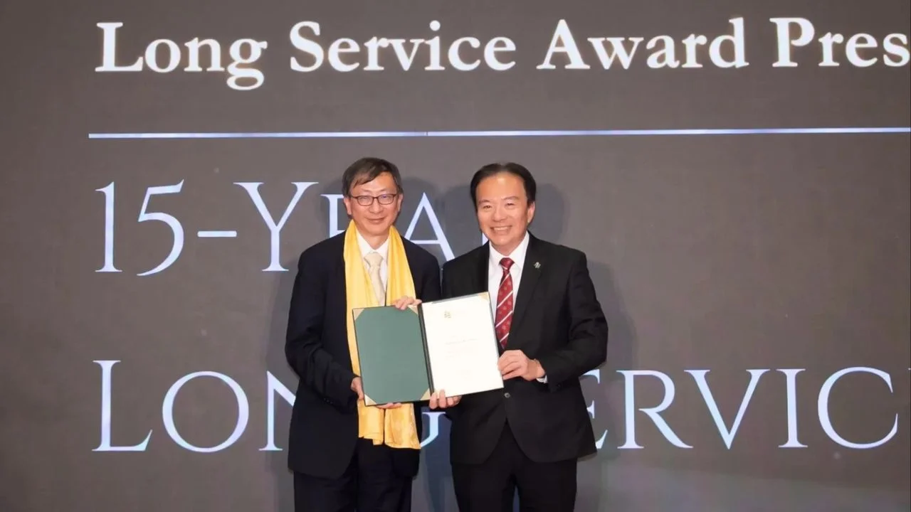 教大校董會主席黃友嘉博士(右)於今年教大春茗上向李子建校長(左)頒授15年長期服務獎。(教育大學)
