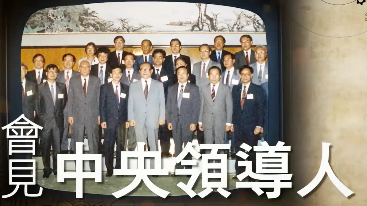 我帶着疑犯走進法庭的心情步入大廳；甫進門，幾個見到我的委員立即停止了談話，用眼角瞄着我，沒有人帶頭作出任何行動。（民建聯30周年MV）