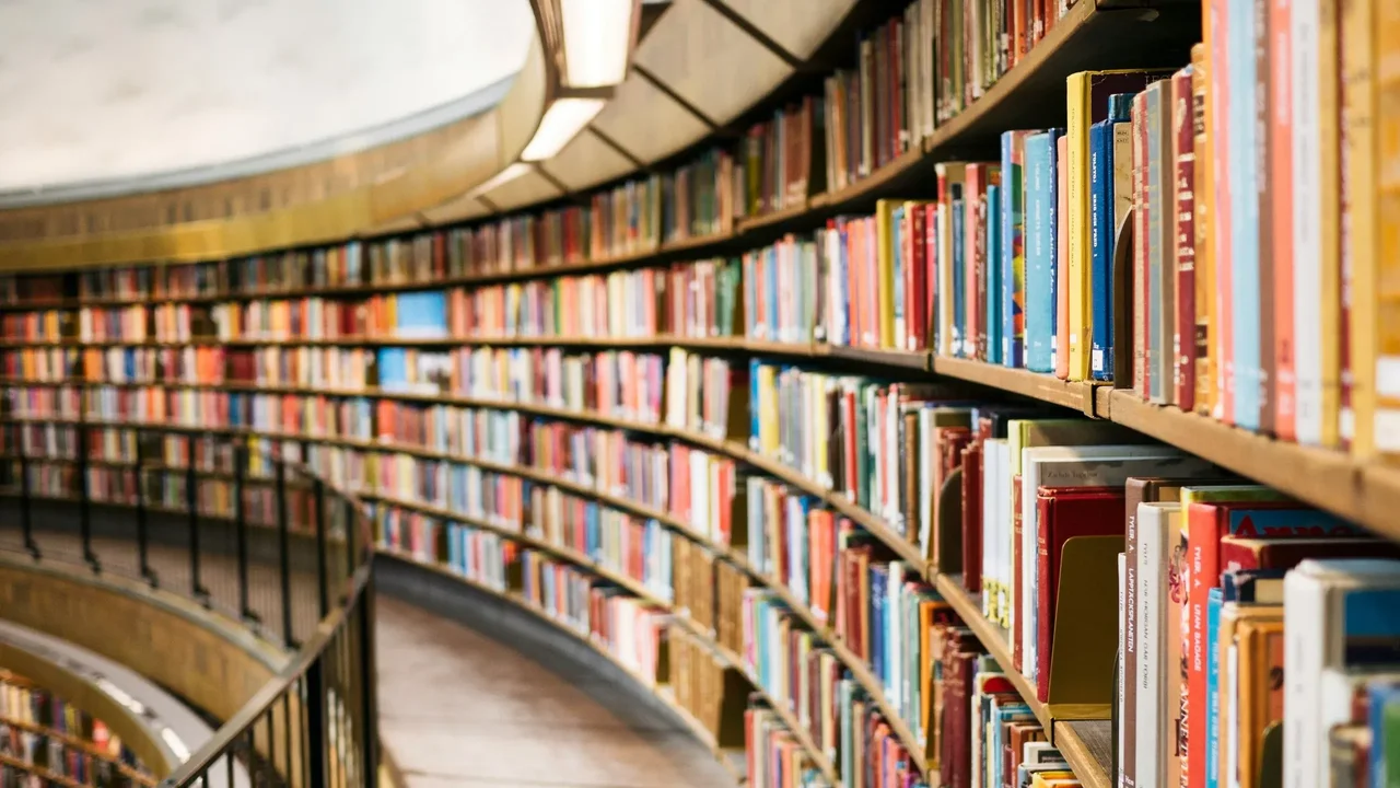 英文書的價錢是中文書的數倍，感慨買不起！（Unsplash）