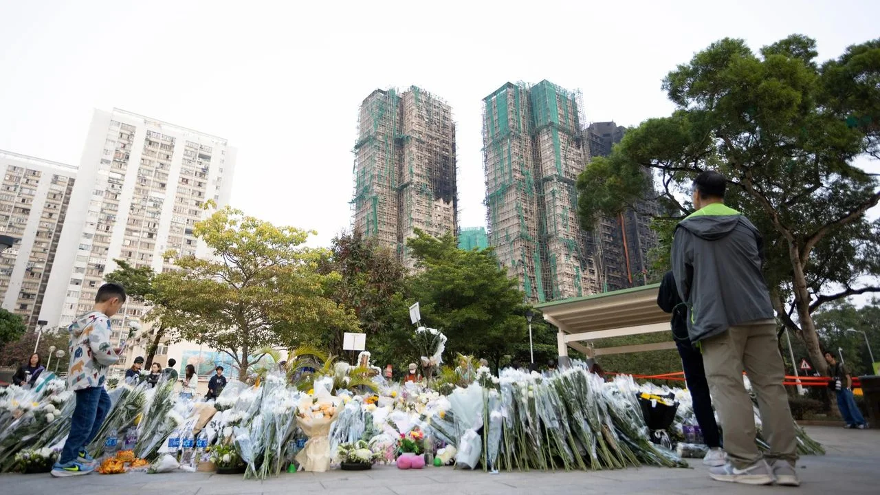 宏福苑大火是香港數十年來最嚴重的災難之一,市民排長龍捐物資、獻花悼念。(Shutterstock)