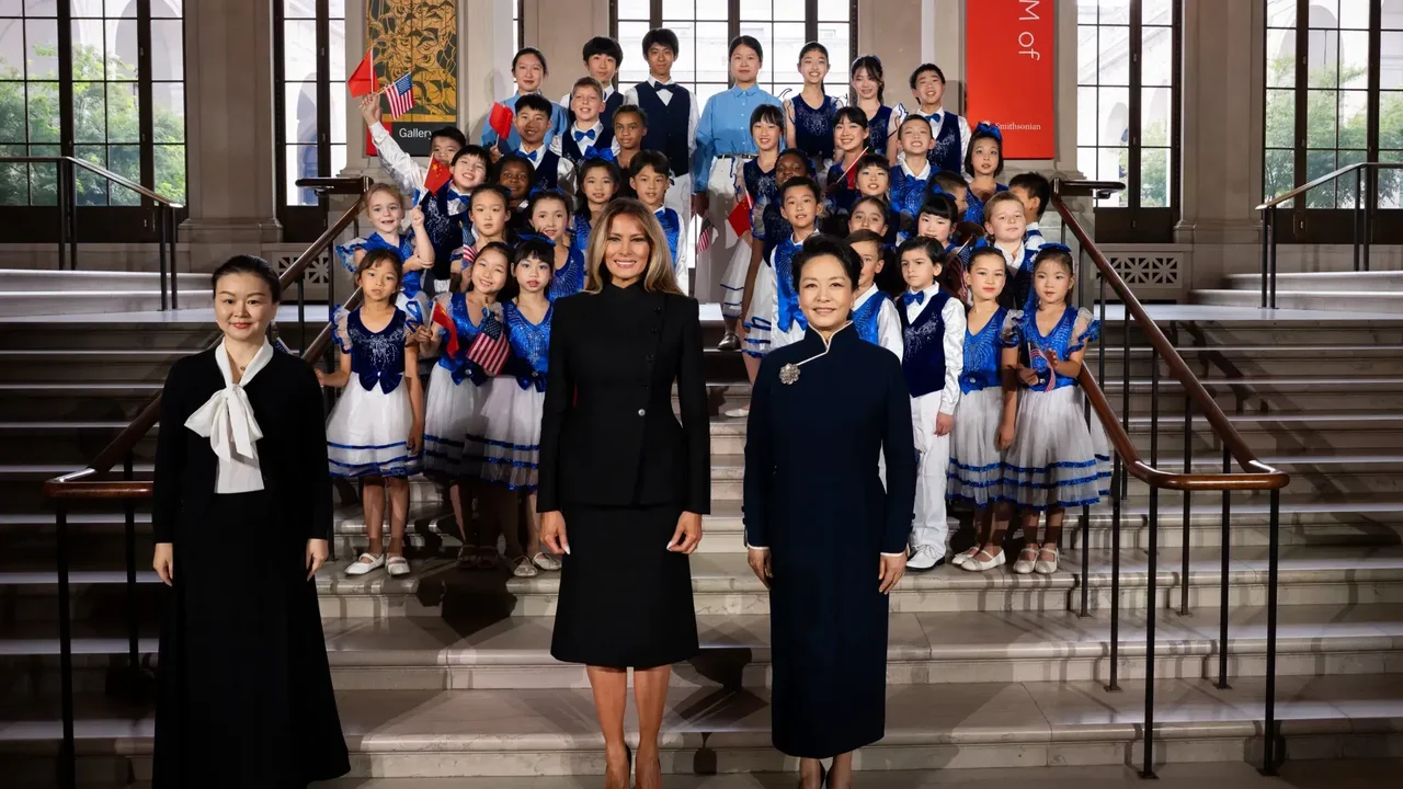 不同族裔小學生組成合唱團,演唱《茉莉花》和《歌聲與微笑》。(白宮)