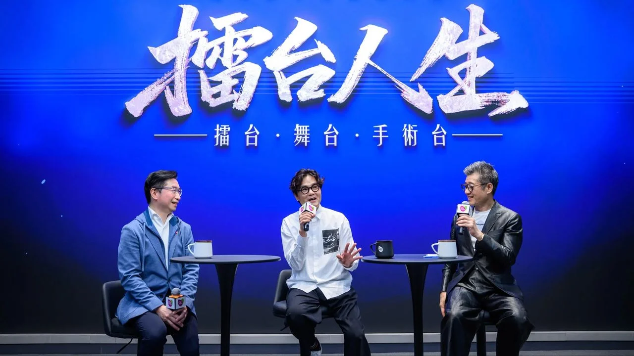 林家棟（中）與趙偉仁（左）展開對談，藉由人生歷練啟發醫學生鍛鍊應對逆境的「心理韌性」。