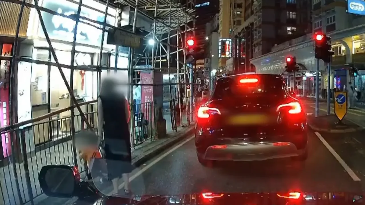 近日女士激動地把男童推至路邊的鐵欄杆,涉及虐兒。(有線新聞截圖)