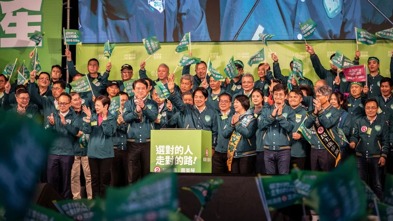在被視為對賴清德執政的「期中考」及2028年總統大選的前哨戰的「九合一」選舉,筆者認為民進黨贏面較大。圖為2024年台灣大選,民進黨打破八年政黨輪替的慣例。(Shutterstock)
