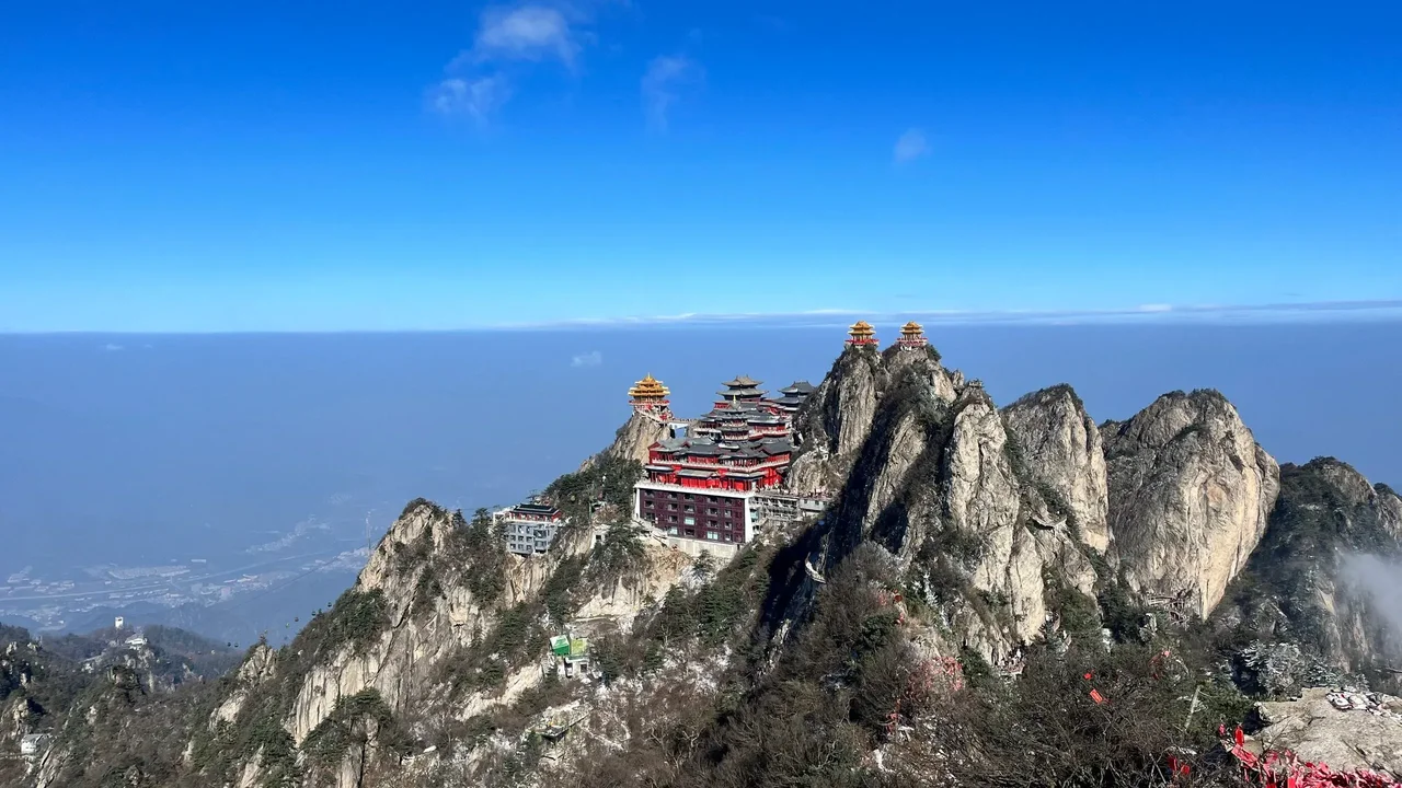 隨着年紀漸長，我卻愈發喜歡爬山，對於山也多了幾分尊敬。
