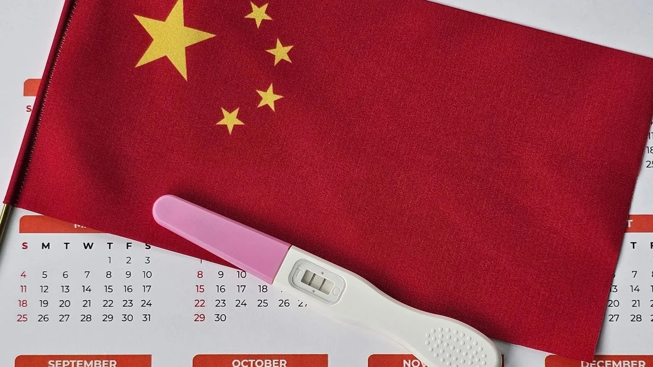 現時中國生育率不足，再這樣發展下去，生產力會下降，國家安全堪憂。（Shutterstock）