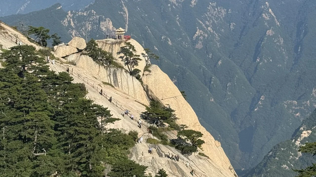 華山以花崗岩構成，石色蒼白，稜角分明。
