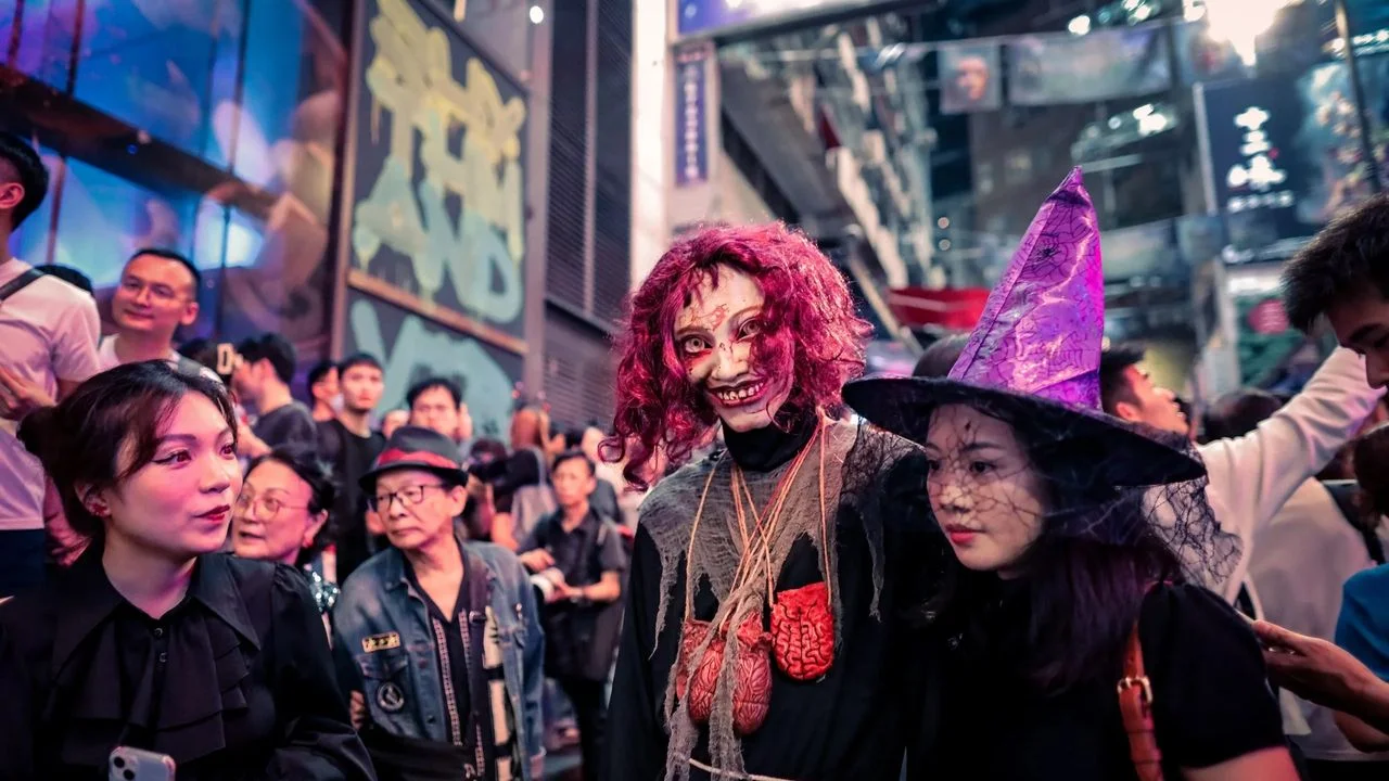 香港應將萬聖改稱「哈囉喂」,重點推廣cosplay,將扮鬼扮馬合理化。(Shutterstock)