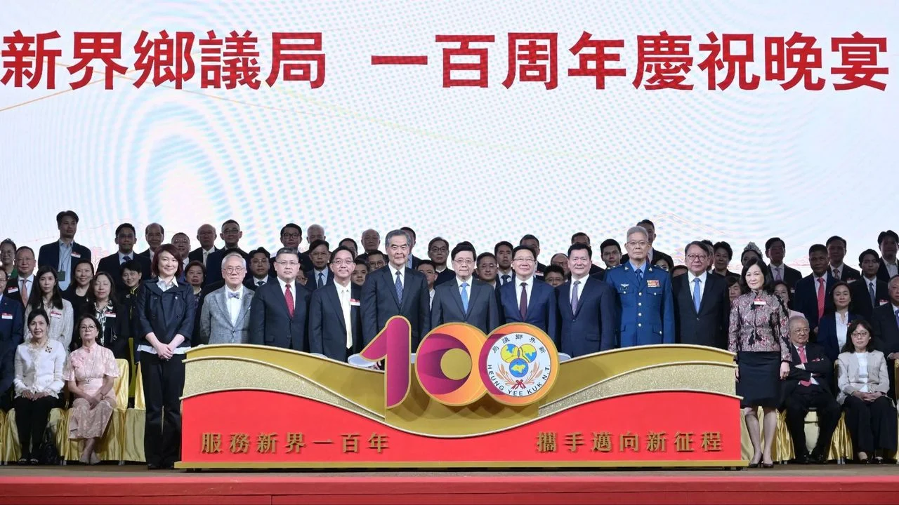 全國政協副主席梁振英、特首李家超、前特首曾蔭權等人出席鄉議局百周年慶祝晚宴。(政府新聞處)