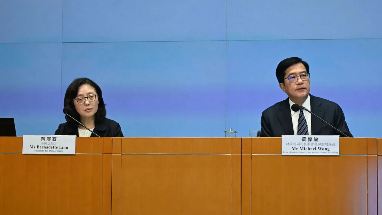 發展局局長甯漢豪(左)闡述樓宇維修支援及服務局、屋宇署重組、《建築物條例》修訂等多項改革細節。(政府新聞處)