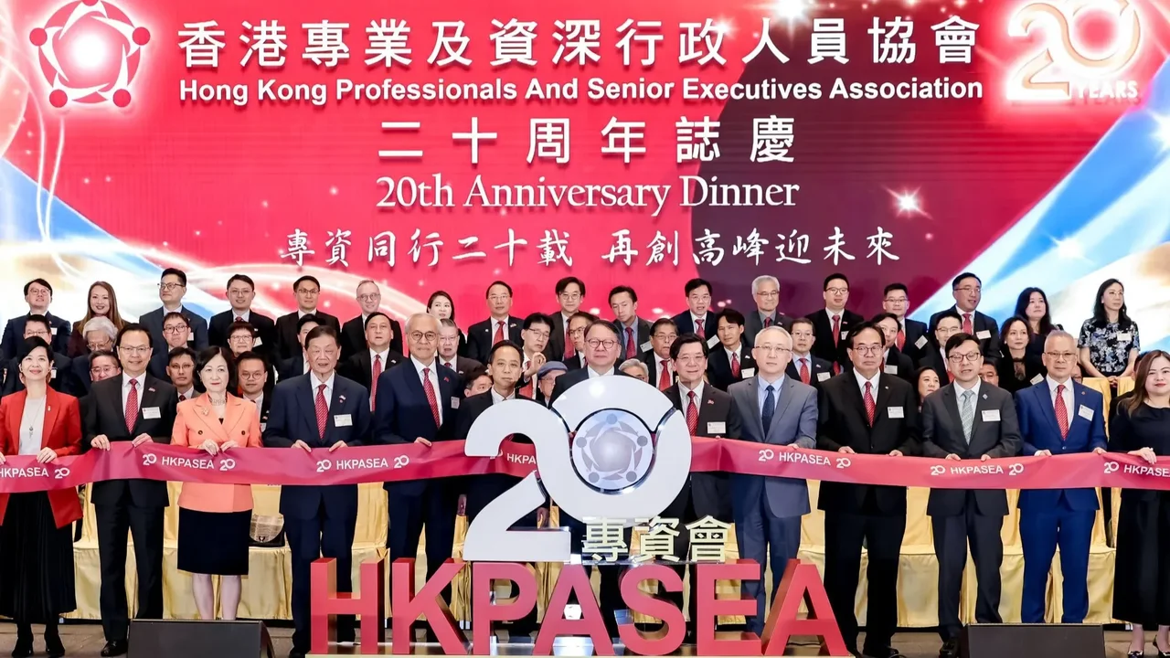 主禮嘉賓包括政務司司長陳國基（ 前排中）、外交部駐港公署副特派員李永勝（前排右五）、中聯辦社會發展部副部長葉水球（前排左六）。