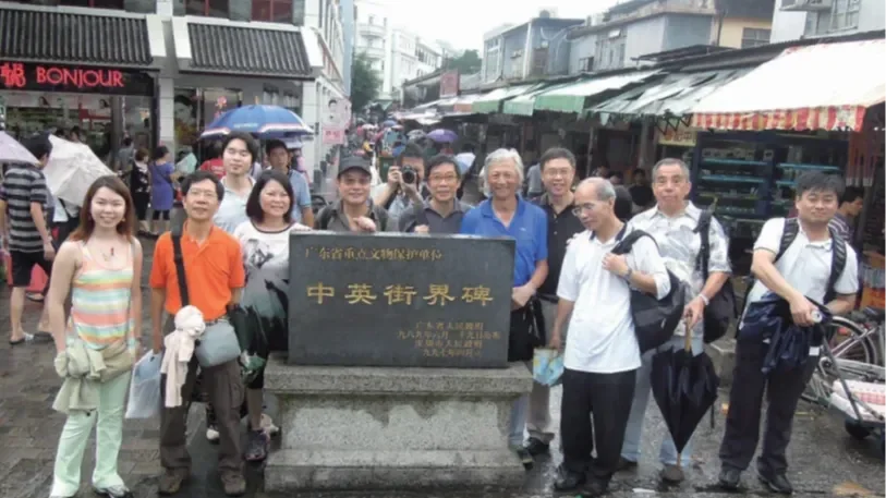2012年夏,為尋六七真相,石中英(右四)與趙崇基導演(右六)共訪沙頭角中英街,並策劃六七電影《中英街一號》,同行還有傳媒人張家偉(右一)、劉銳紹(右三)、前防暴隊林占士警司(右二)等。