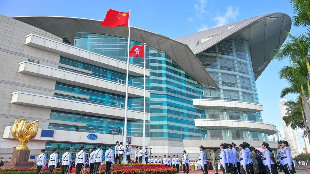 10月1日,港府主要官員於灣仔金紫荊廣場出席升旗儀式,慶祝中華人民共和國成立77周年。(政府新聞處)