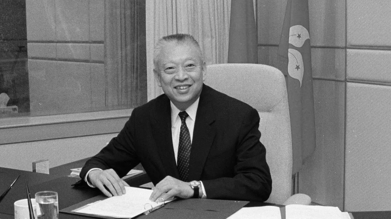 董建華於特區政府成立後首日正式辦工。(政府新聞處)