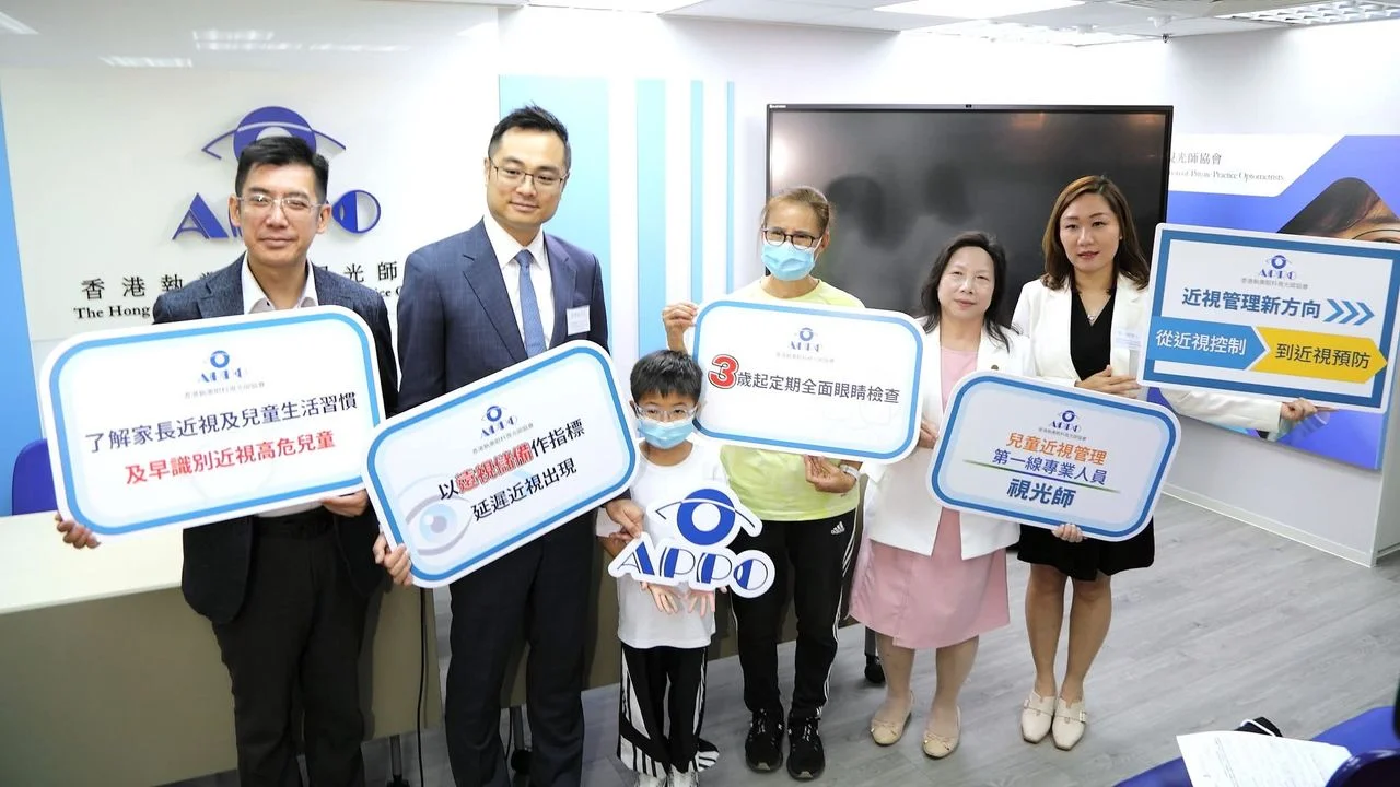香港執業眼科視光師協會會長及香港兒童眼睛健康政策建議工作小組主席葉笑麗（右二）、工作小組副主席李一婷（右一）、譚秉鈿（左二），兒科專科醫生張傑（左一）。