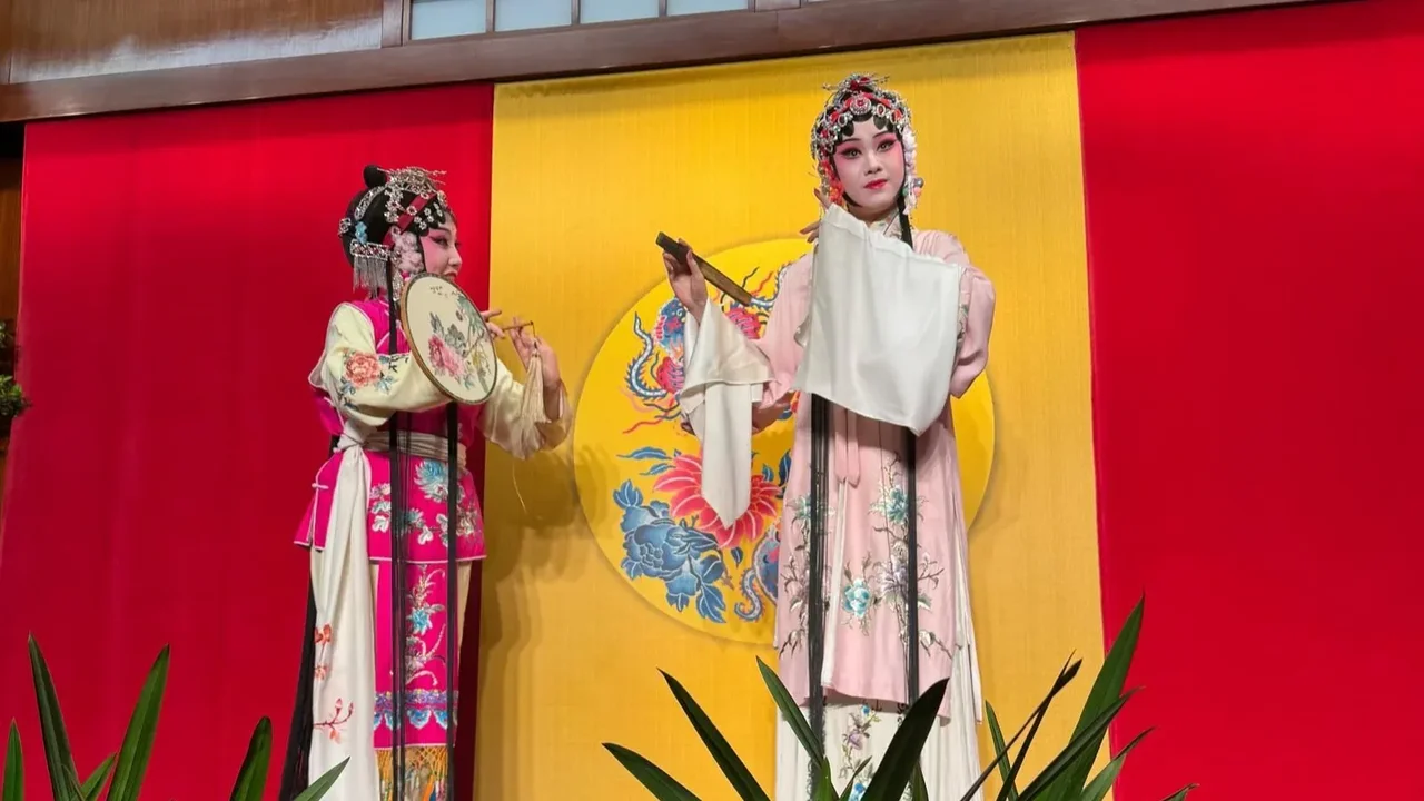 「原來奼紫嫣紅開遍,似這般都付與斷井頹垣。」是《牡丹亭》中的名句之一。