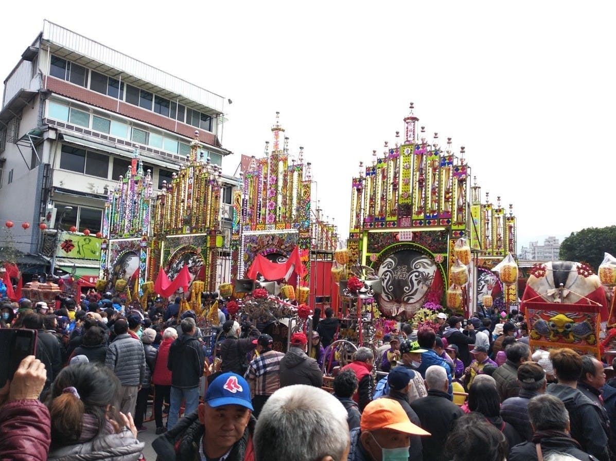三峽祖師廟「賽神豬」田野紀實：祖師爺的「聖誕神豬」如何被華麗展示在廟埕之前？ - TNL The News Lens 關鍵評論網