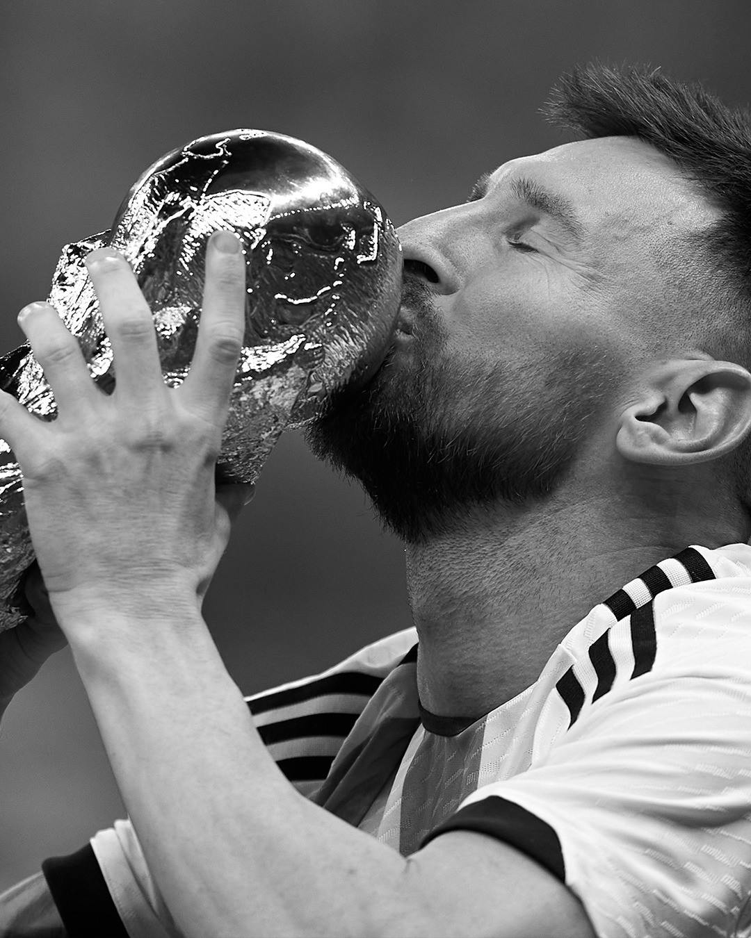 2022卡達世界盃】阿根廷睽違36年拿下第3冠，民眾還願跪爬方尖碑，法國2