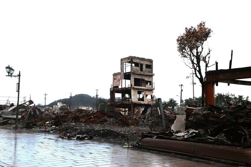 日本輪島早市震後如戰火廢墟，「輪島塗」店家被震毀或燒毀，漆藝業者矢