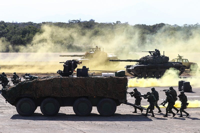 春節前夕,國軍19日舉行春節加強戰備操演,戰備部隊
進行實兵對抗演練,現場煙霧瀰漫,場面逼真。
中央社記者王騰毅攝 110年1月19日