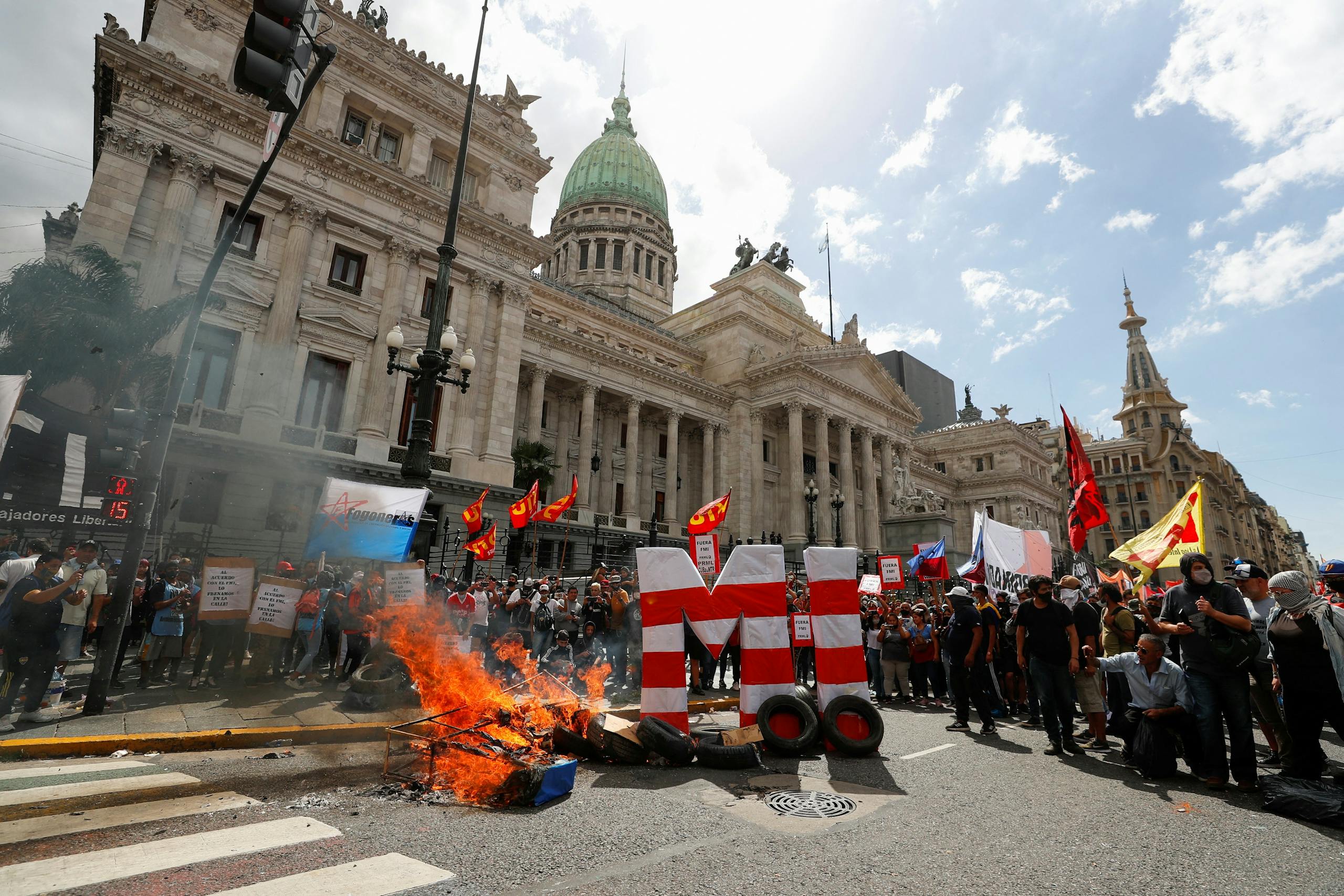 阿根廷眾議院通過IMF債務協議：為何延後4年再還錢，卻引發大規模抗議？ - TNL The News Lens 關鍵評論網