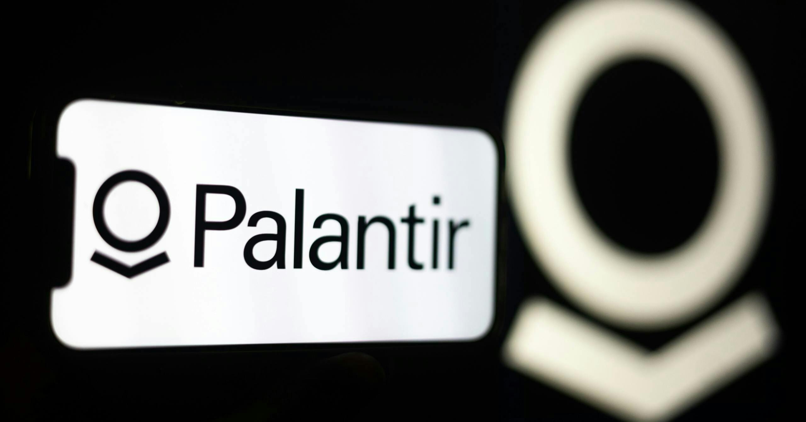 Palantir 股價暴跌！國防預算刪減、CEO 拋售計畫引市場恐慌- INSIDE