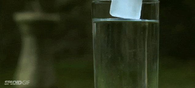 是【生活科學小常識】為什麼剛拿出來的冰放到水中會裂開？這篇文章的首圖